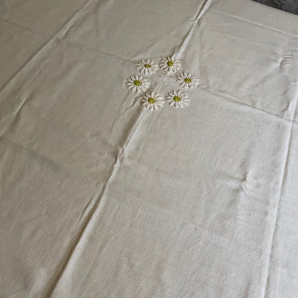 Vintage Embroidered Daisy Tablecloth Yellow‎ Linen Floral Applique 41x39 Granny